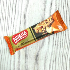 Батончик шоколадный Nestle Good Mix с арахисом и клюквой, 33г